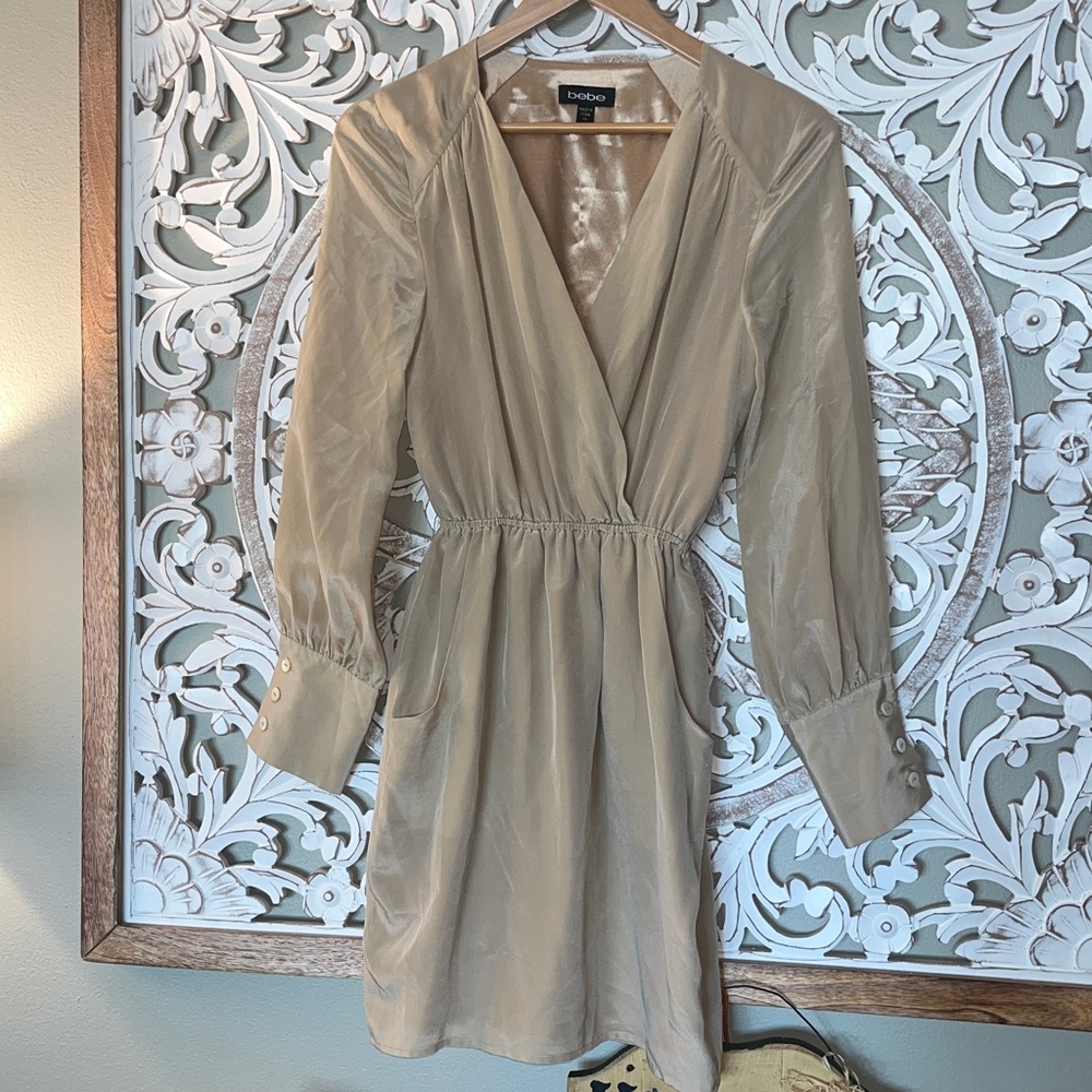 Bebe Elegant Beige Long Sleeve V-Neck Faux Wrap Wide Cuff Mini Dress sz XS EUC